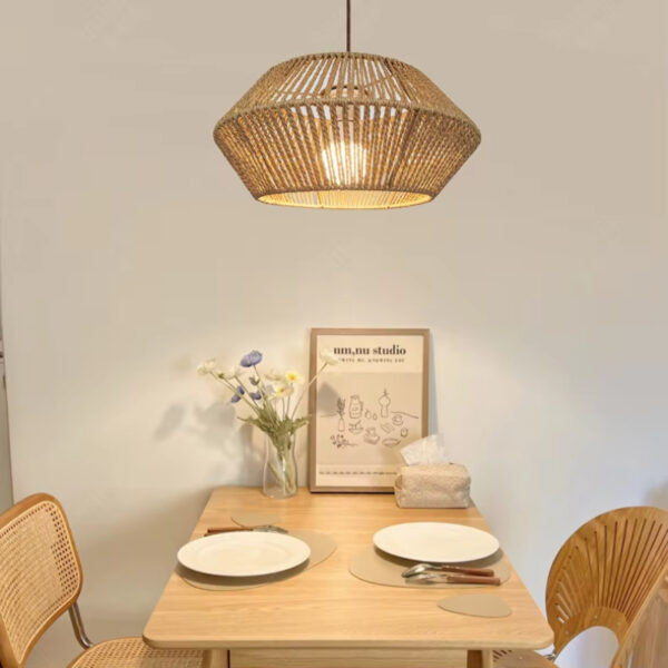 Lampa w stylu Boho ręcznie wykonana z naturalnego sznura jutowego oraz metalowego korpusu 32cm E27